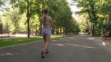 Genç bir kadın güneşli bir yaz gününde yürüyüşe çıkıyor ya da parkta koşuyor. Arkadan vurulmuş..