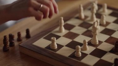 Bir iş kadını bir sonraki hamlesini tek başına satranç oynarken belirler. Bu video strateji, planlama ve eleştirel düşünme temalarını çağrıştırıyor..