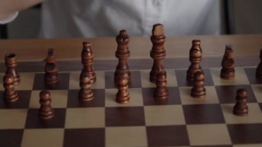 Bir iş kadını tek başına satranç oynarken bir sonraki hamlesini düşünüyor. Bu video, strateji, düşüncelilik ve problem çözme konularını çağrıştırıyor..