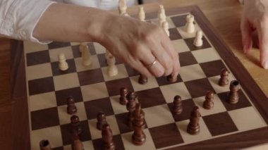 Odaklanmış bir iş kadını tek başına satranç oynarken bir sonraki hamlesini düşünüyor. Bu büyüleyici video, hem iş hayatında hem de hayatta strateji, zeka ve karar verme konularını çağrıştırıyor..