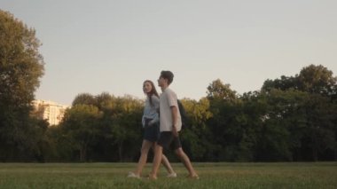 Güneşli bir yaz gününde el ele tutuşan genç bir çift parkta yürür. Birbirlerine eşlik etmekten ve doğanın huzurundan zevk alıyorlar.. 