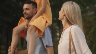 Mutlu aile birlikte parkta yürüyüş.