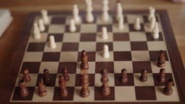 Bir iş kadını tek başına satranç oynarken bir sonraki hamlesini düşünüyor. Bu kavram strateji, planlama ve problem çözme üzerine konuşur..