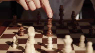 Bir iş kadını tek başına satranç oynarken bir sonraki hamlesini düşünür. Bu büyüleyici görüntüler strateji, zeka ve hem iş hayatında hem de hayatta karar vermenin zorluklarını somutlaştırıyor..