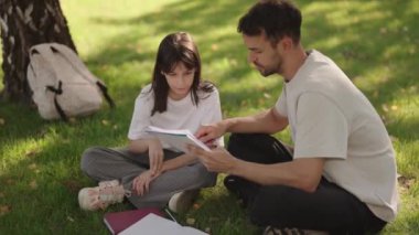 Şefkatli bir baba kızına parkta ödevlerinde yardım eder, öğrenme ve bağ kurma sevgisini arttırır..