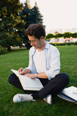 Rahat bir birey güneşli bir günde dışarıda otururken deftere yazmaktan zevk alır..