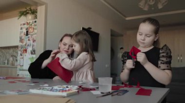 Aile evde sevgililer günü kartı hazırlıyor..