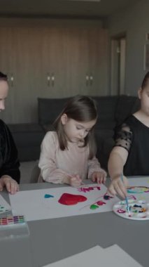 Aile evde resim yaparak kaliteli zaman geçirmeyi sever. Sanat, aşk ve aile zamanı..
