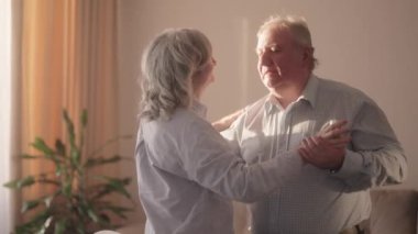 Yaşlı çift oturma odalarında dans etmekten hoşlanır..