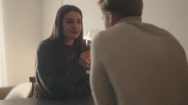 Şaraptan, aşktan, birliktelikten, romantizmden ve özel bir andan zevk alan bir çift..