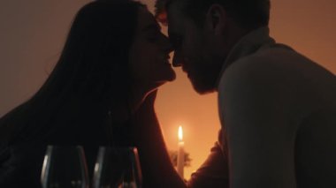Çift romantik, mum ışığında bir akşam yemeği yer, özel bir anı paylaşır..
