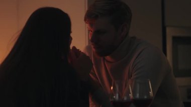 Çiftler şarap ve sohbetle romantik bir akşam geçirirler..