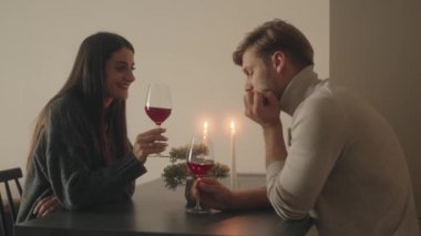 Çiftler şarap ve mum ışığında romantik bir akşam geçirirler..