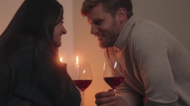Romantik çift, mum ışığında mahrem bir akşamda şaraptan hoşlanır..