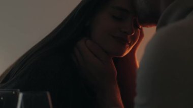 Aşık çift mum ışığında romantik bir anı paylaşıyor..