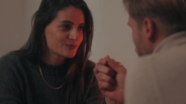 Çiftler el ele tutuşur, birbirlerinin gözlerine bakar, özel anları paylaşırlar..