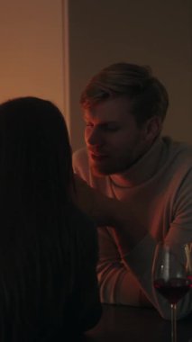 Çift, şarap, mum ışığı ve derin sohbetlerle romantik bir akşam geçirir..