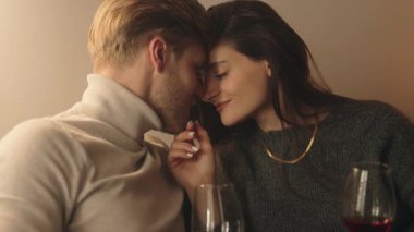 Birbirine aşık çiftler romantik bir anı şarapla paylaşır..