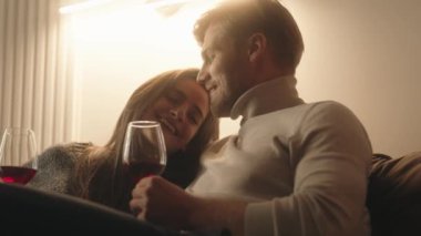 Çift koltukta kırmızı şaraptan hoşlanır, güler ve konuşur..