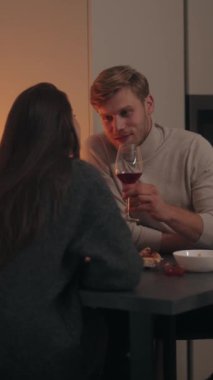 Evde Şarap ve Pizzayla Romantik Yemek Yiyen Çift