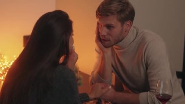 Çift, pizza ve şarapla romantik bir Noel yemeği yiyor..