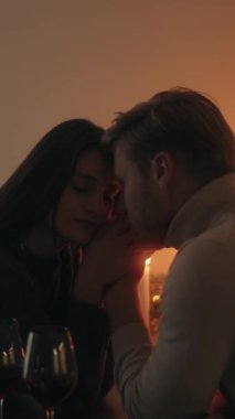 Çiftler el ele tutuşup Noel 'i mum ışığında kutluyor..