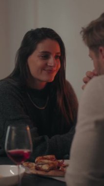 Çiftler pizza ve şarapla romantik bir akşam geçirirler..