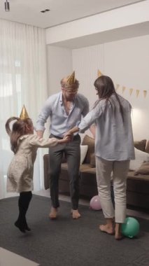 Mutlu aile dansları ve evde kutlama.
