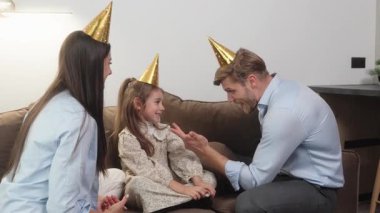 Mutlu aile evde oyun oynayarak doğum gününü kutluyor..