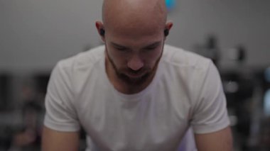 Spor salonunda çalışmaya başlamadan önce kararlı sporcu odaklanır..