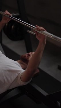 Man, Spor Salonu Ayarlarında Bench Press Egzersizi Yapıyor