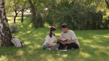 Bir liseli kız ve babası okuldan sonra parkta kitap okuyarak birlikte vakit geçirmekten zevk alıyorlar. Bu iç açıcı sahne aile bağlarının ve eğitim desteğinin özünü yansıtıyor..