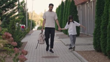 Bu iç açıcı video, bir baba ve kızı okuldan eve yürürken birbirlerinin varlığından keyif alırken özel bir an yakalıyor..