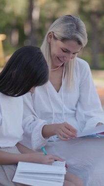 Bir annenin kızına okul ödevlerinde yardım etmesi, iletişim kurması ve dersten sonra öğrenmesi çok iç açıcı..