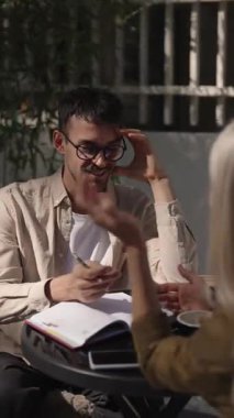 Yerel bir kafede iş görüşmesi yapan iki genç profesyonel. Fikirleri tartışıyor, notlar alıyor ve bir ilişki kuruyorlar..