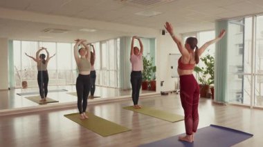 Modern Stüdyoda Genç Kadınlarla Yoga Dersi