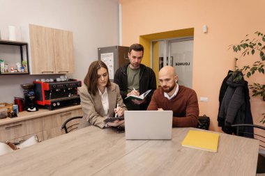 Modern mutfak alanı ve kahve istasyonu olan rahat iş yerinde yaratıcı ekip beyin fırtınaları.