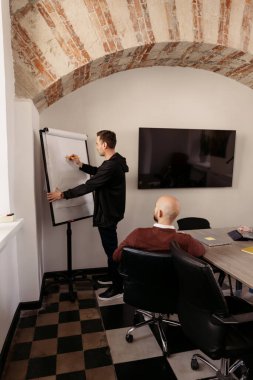 Profesyonel bir çalışma alanında iki bireyin fikir alışverişinde bulunması.