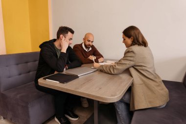 Proje çözümleri için beyin fırtınası yapan profesyonel bireyler, işbirlikçi tartışmalara giriyorlar..