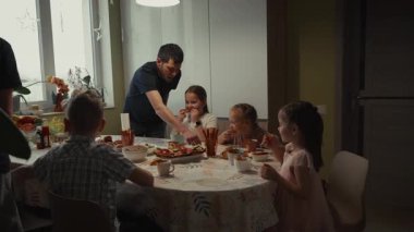 Aile evde birlikte yemek yemekten hoşlanır. Babam çocuklara yemek servisi yapar..