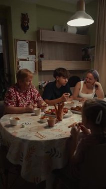 Aile, yemek masasında birlikte yemek yemekten hoşlanır..