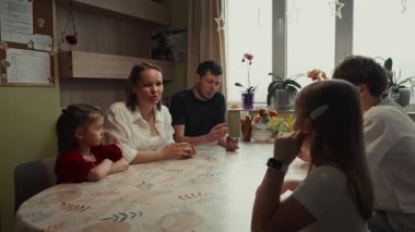 Aile bir masaya oturur ve önemli bir konuyu tartışır..
