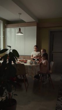 Mutfak masasında abur cubur yiyen rahibeler.