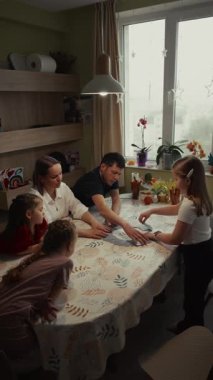 Aile, sıcak mutfaklarında kağıt oynuyor..