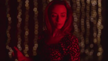 Güzel, genç bir kadın şehvetli ve anlamlı bir şekilde hareket ediyor. Bir gece partisinin canlı atmosferinin tadını çıkarıyor..