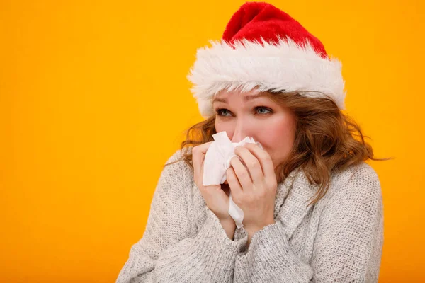 Mujer Con Sombrero Santa Claus Con Resfriado Sonándose Secreción Nasal Imagen De Stock