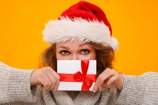 Glad Ung Kvinna Vit Vinter Tröja Och Röd Jultomte Hatt Stockfoto