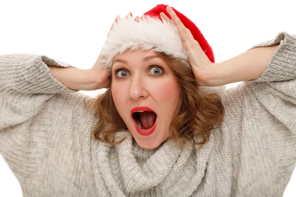 Junge Glückliche Frau Mit Lockigem Haar Rotem Weihnachtsmann Hut Vor lizenzfreie Stockfotos