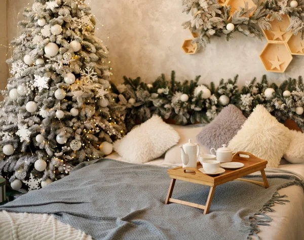 찻주전자가 크리스마스 침대에 배경에 모습을 북유럽식 스타일이다 크리스마스 로열티 프리 스톡 이미지
