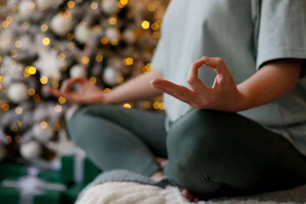 Närbild Kvinnans Händer Meditation Sitter Över Nyår Träd Bakgrund Jul Stockbild